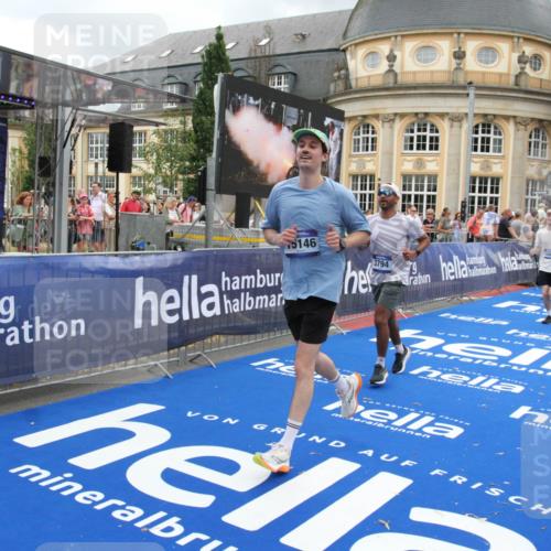29.06.2025 - hella hamburg halbmarathon Michael Strokosch http://msf.ph/oto/8358444 29.06.2025 10:54:36 Ziel 2474, 3794, 4868, 5259, 8798, 9012, 10040, 10368, 10376, 11797, 11799, 12607, 15146 meine-sportfotos.de