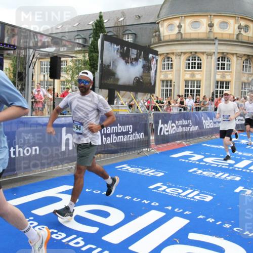 29.06.2025 - hella hamburg halbmarathon Michael Strokosch http://msf.ph/oto/8358483 29.06.2025 10:54:36 Ziel 2474, 3794, 4868, 5259, 8798, 9012, 10040, 10368, 10376, 11797, 11799, 12607, 15146 meine-sportfotos.de