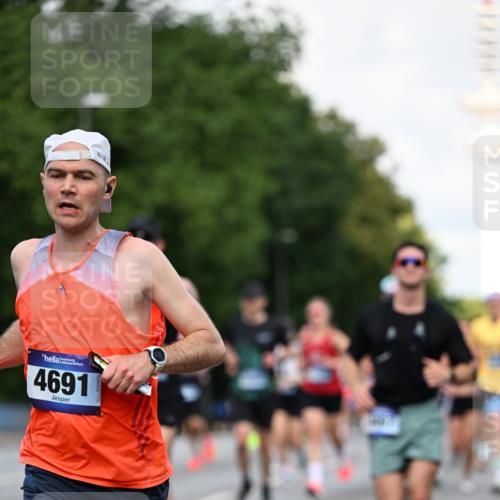29.06.2025 - hella hamburg halbmarathon Dr. Thomas Lammeyer http://msf.ph/oto/8358507 29.06.2025 09:56:28 Kennedybrücke 1012, 1070, 1220, 1415, 1468, 1613, 1735, 1782, 2048, 2189, 2233, 2590, 2970, 3021, 3098, 3109, 3124, 3304, 3907, 3917, 3928, 4080, 4277, 4497, 4691, 4933, 4981, 5476, 5477, 5682, 6152, 6716, 7005, 7067, 7093, 7191, 7325, 7432, 7451, 7599, 7843, 7865, 8145, 8467, 8664, 8694, 8722, 9081, 9213, 9538, 9540, 10000, 10099, 10251, 10313, 10750, 10796, 10969, 11153, 11346 meine-sportfotos.de
