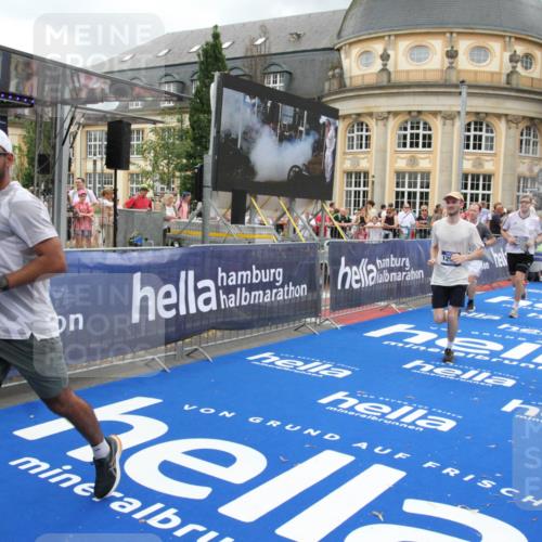 29.06.2025 - hella hamburg halbmarathon Michael Strokosch http://msf.ph/oto/8358523 29.06.2025 10:54:37 Ziel 2474, 3794, 5259, 8798, 9012, 10040, 10368, 10376, 11797, 11799, 12607, 15146 meine-sportfotos.de