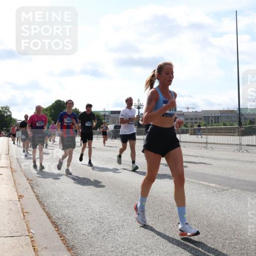 29.06.2025 - hella hamburg halbmarathon Lena Gebhardt http://msf.ph/oto/8358536 29.06.2025 10:01:30 Lombardsbrücke 1130, 1184, 1329, 1387, 1420, 1464, 1653, 1722, 1724, 1729, 1881, 1940, 2006, 2091, 2167, 2354, 2363, 2490, 2591, 2806, 2936, 2957, 3039, 3199, 3425, 3625, 3663, 4068, 4238, 4249, 4319, 4322, 4370, 4649, 4663, 5547, 5570, 5602, 5603, 5675, 6087, 6281, 0000, 6302, 6487, 6591, 6835, 6921, 6924, 7287, 7846, 8030, 8045, 8046, 8191, 8392, 8578, 8691, 8822, 8926, 9932, 10188, 10281, 10301, 10383, 10576, 10915, 11043, 11465 meine-sportfotos.de