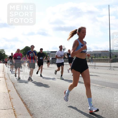 29.06.2025 - hella hamburg halbmarathon Lena Gebhardt http://msf.ph/oto/8358570 29.06.2025 10:01:30 Lombardsbrücke 1130, 1184, 1329, 1387, 1420, 1464, 1653, 1722, 1724, 1729, 1881, 1940, 2006, 2091, 2167, 2354, 2363, 2490, 2591, 2806, 2936, 2957, 3039, 3199, 3425, 3625, 3663, 4068, 4238, 4249, 4319, 4322, 4370, 4649, 4663, 5547, 5570, 5602, 5603, 5675, 6087, 6281, 0000, 6302, 6487, 6591, 6835, 6921, 6924, 7287, 7846, 8030, 8045, 8046, 8191, 8392, 8578, 8691, 8822, 8926, 9932, 10188, 10281, 10301, 10383, 10576, 10915, 11043, 11465 meine-sportfotos.de