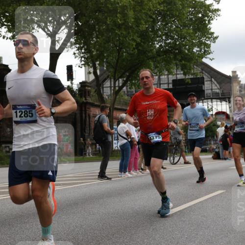 29.06.2025 - hella hamburg halbmarathon Yannick Fuchs http://msf.ph/oto/8358577 29.06.2025 10:53:08 20KM 1285, 1642, 2006, 2348, 2584, 2677, 2855, 2957, 2978, 3181, 3279, 3983, 4088, 4592, 5347, 5633, 5885, 6087, 6202, 6208, 6220, 6438, 6636, 6997, 7031, 7223, 7476, 8290, 8929, 9655, 10036, 10759, 10896, 10943, 11935, 11938, 12206, 12261, 12564, 12633, 13407, 13583, 14375, 14567, 14631, 14732, 14902, 14914, 14965, 15232, 15240, 15263, 15284, 15824, 16160, 16341, 16563, 16910, 16980, 17017, 17346, 17503, 17630, 18153, 18232, 18266, 18327, 18467, 18954, 19015, 19160 meine-sportfotos.de