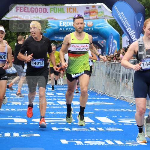 29.06.2025 - hella hamburg halbmarathon Strokosch-Dieckow http://msf.ph/oto/8358670 29.06.2025 10:51:39 Ziel 2396, 5008, 6286, 7224, 8710, 8819, 10691, 12224, 13327, 14012, 14458, 15496, 15727, 15831, 15899, 17682, 19007, 19020, 19053 meine-sportfotos.de