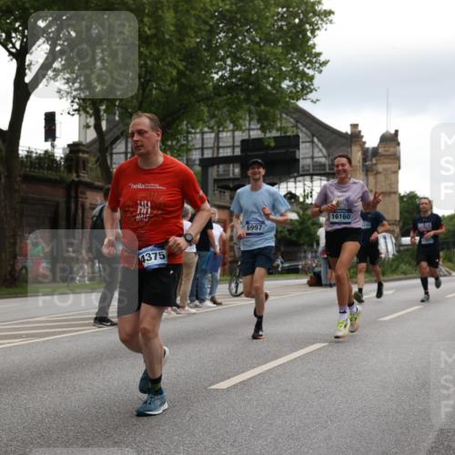 29.06.2025 - hella hamburg halbmarathon Yannick Fuchs http://msf.ph/oto/8358736 29.06.2025 10:53:08 20KM 1285, 1642, 2006, 2348, 2584, 2677, 2855, 2957, 2978, 3181, 3279, 3983, 4088, 4592, 5347, 5633, 5885, 6087, 6202, 6208, 6220, 6438, 6636, 6997, 7031, 7223, 7476, 8290, 8929, 9655, 10036, 10759, 10896, 10943, 11935, 11938, 12206, 12261, 12564, 12633, 13407, 13583, 14375, 14567, 14631, 14732, 14902, 14914, 14965, 15232, 15240, 15263, 15284, 15824, 16160, 16341, 16563, 16910, 16980, 17017, 17346, 17503, 17630, 18153, 18232, 18266, 18327, 18467, 18954, 19015, 19160 meine-sportfotos.de