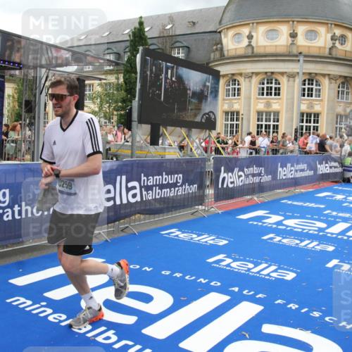 29.06.2025 - hella hamburg halbmarathon Michael Strokosch http://msf.ph/oto/8358784 29.06.2025 10:54:40 Ziel 1125, 2474, 3310, 5259, 7478, 8798, 9012, 10040, 10368, 10376, 12489, 12607, 15389, 15584, 17765, 19000 meine-sportfotos.de
