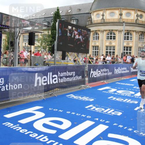 29.06.2025 - hella hamburg halbmarathon Michael Strokosch http://msf.ph/oto/8358857 29.06.2025 10:54:40 Ziel 1125, 2474, 3310, 5259, 7478, 8798, 9012, 10040, 10368, 10376, 12489, 12607, 15389, 15584, 17765, 19000 meine-sportfotos.de