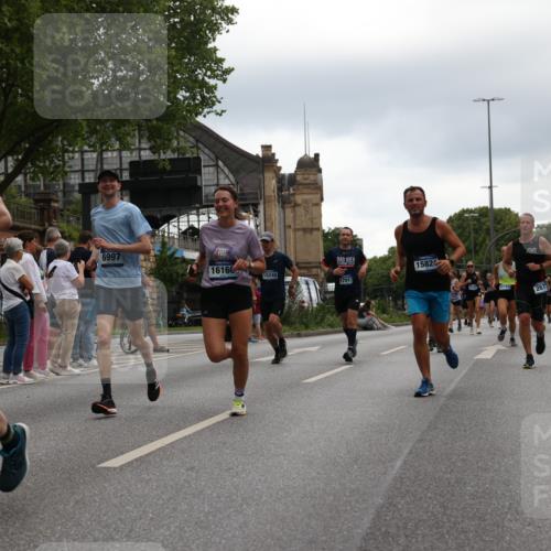 29.06.2025 - hella hamburg halbmarathon Yannick Fuchs http://msf.ph/oto/8358867 29.06.2025 10:53:08 20KM 1285, 1642, 2006, 2348, 2584, 2677, 2855, 2957, 2978, 3181, 3279, 3983, 4088, 4592, 5347, 5633, 5885, 6087, 6202, 6208, 6220, 6438, 6636, 6997, 7031, 7223, 7476, 8290, 8929, 9655, 10036, 10759, 10896, 10943, 11935, 11938, 12206, 12261, 12564, 12633, 13407, 13583, 14375, 14567, 14631, 14732, 14902, 14914, 14965, 15232, 15240, 15263, 15284, 15824, 16160, 16341, 16563, 16910, 16980, 17017, 17346, 17503, 17630, 18153, 18232, 18266, 18327, 18467, 18954, 19015, 19160 meine-sportfotos.de