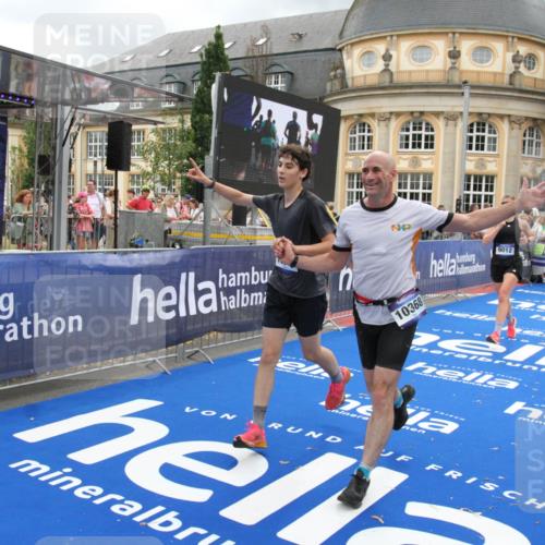 29.06.2025 - hella hamburg halbmarathon Michael Strokosch http://msf.ph/oto/8358950 29.06.2025 10:54:42 Ziel 1125, 1496, 3310, 5259, 7478, 8449, 9012, 10040, 10368, 10376, 12489, 14239, 15389, 15408, 15584, 17231, 17765, 19000 meine-sportfotos.de