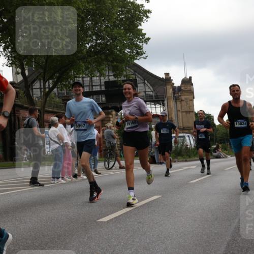 29.06.2025 - hella hamburg halbmarathon Yannick Fuchs http://msf.ph/oto/8358957 29.06.2025 10:53:08 20KM 1285, 1642, 2006, 2348, 2584, 2677, 2855, 2957, 2978, 3181, 3279, 3983, 4088, 4592, 5347, 5633, 5885, 6087, 6202, 6208, 6220, 6438, 6636, 6997, 7031, 7223, 7476, 8290, 8929, 9655, 10036, 10759, 10896, 10943, 11935, 11938, 12206, 12261, 12564, 12633, 13407, 13583, 14375, 14567, 14631, 14732, 14902, 14914, 14965, 15232, 15240, 15263, 15284, 15824, 16160, 16341, 16563, 16910, 16980, 17017, 17346, 17503, 17630, 18153, 18232, 18266, 18327, 18467, 18954, 19015, 19160 meine-sportfotos.de