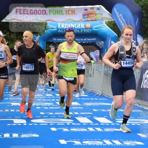 29.06.2025 - hella hamburg halbmarathon Strokosch-Dieckow http://msf.ph/oto/8358975 29.06.2025 10:51:39 Ziel 2396, 5008, 6286, 7224, 8710, 8819, 10691, 12224, 13327, 14012, 14458, 15496, 15727, 15831, 15899, 17682, 19007, 19020, 19053 meine-sportfotos.de