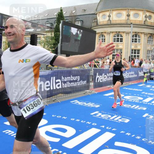 29.06.2025 - hella hamburg halbmarathon Michael Strokosch http://msf.ph/oto/8359048 29.06.2025 10:54:43 Ziel 1125, 1496, 2561, 3310, 7478, 8449, 9012, 10040, 10368, 10376, 12489, 13147, 14239, 15389, 15408, 15584, 17231, 17765, 19000 meine-sportfotos.de