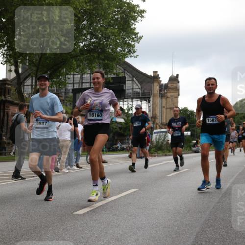 29.06.2025 - hella hamburg halbmarathon Yannick Fuchs http://msf.ph/oto/8359137 29.06.2025 10:53:09 20KM 1285, 1642, 2006, 2348, 2584, 2677, 2957, 2978, 3181, 3279, 3983, 4088, 4592, 5347, 5633, 5885, 6087, 6202, 6208, 6220, 6438, 6636, 6997, 7031, 7223, 7476, 8290, 8929, 9655, 10036, 10759, 10896, 10943, 11935, 11938, 12206, 12261, 12564, 12633, 12862, 13407, 13583, 13761, 14375, 14567, 14631, 14732, 14902, 14965, 15232, 15240, 15263, 15284, 15824, 16160, 16341, 16563, 16910, 16980, 17017, 17346, 17503, 17630, 18153, 18232, 18266, 18327, 18467, 18954, 19015, 19160 meine-sportfotos.de