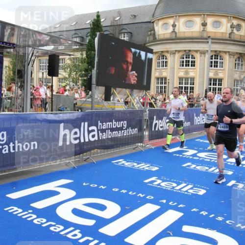 29.06.2025 - hella hamburg halbmarathon Michael Strokosch http://msf.ph/oto/8359202 29.06.2025 10:54:44 Ziel 1125, 1496, 2561, 3310, 6587, 7478, 8449, 9012, 9227, 10040, 10368, 10376, 12489, 13147, 14239, 15389, 15408, 15584, 17231, 17765, 19000 meine-sportfotos.de
