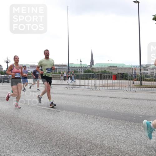 29.06.2025 - hella hamburg halbmarathon Lena Gebhardt http://msf.ph/oto/8359308 29.06.2025 10:39:09 Lombardsbrücke 56, 1232, 1390, 1451, 1760, 1856, 1883, 2092, 2524, 2534, 2571, 2574, 2693, 2843, 2893, 2998, 3275, 3307, 3353, 3727, 3745, 3927, 4257, 4320, 4410, 4523, 4603, 4659, 4855, 4882, 4964, 6062, 6112, 6342, 6343, 6611, 6748, 7263, 7341, 7501, 7506, 7524, 7589, 7684, 7815, 7849, 8203, 8243, 8367, 8457, 8783, 9393, 9420, 9446, 9708, 9974, 9977, 10001, 10072, 10315, 10512, 10516, 10554, 13060 meine-sportfotos.de