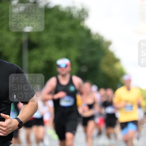 29.06.2025 - hella hamburg halbmarathon Dr. Thomas Lammeyer http://msf.ph/oto/8359328 29.06.2025 09:56:31 Kennedybrücke 1012, 1070, 1415, 1468, 1613, 1735, 1782, 2048, 2189, 2233, 2590, 2970, 3021, 3098, 3109, 3124, 3304, 3907, 3917, 3928, 4080, 4277, 4497, 4691, 4933, 4981, 5476, 5477, 5682, 6152, 6716, 7005, 7067, 7093, 7191, 7325, 7451, 7599, 7843, 7865, 8145, 8467, 8664, 8694, 8704, 8722, 9081, 9213, 9232, 9374, 9538, 9540, 10000, 10208, 10313, 10750, 10796, 10969, 11153, 11291, 11346 meine-sportfotos.de