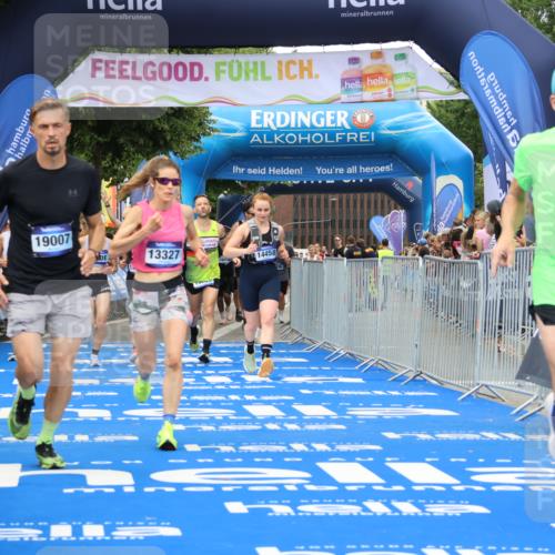 29.06.2025 - hella hamburg halbmarathon Strokosch-Dieckow http://msf.ph/oto/8359329 29.06.2025 10:51:35 Ziel 1335, 5008, 7943, 10691, 13327, 13403, 14012, 14458, 15496, 15899, 19007, 19020 meine-sportfotos.de