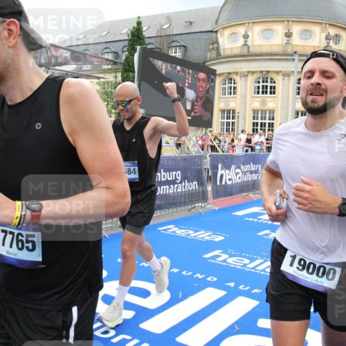 29.06.2025 - hella hamburg halbmarathon Michael Strokosch http://msf.ph/oto/8359392 29.06.2025 10:54:47 Ziel 1125, 1496, 2029, 2561, 3310, 4231, 6587, 7478, 8449, 9227, 10044, 12186, 12489, 13147, 14239, 15389, 15408, 15584, 17231, 17765, 19000 meine-sportfotos.de