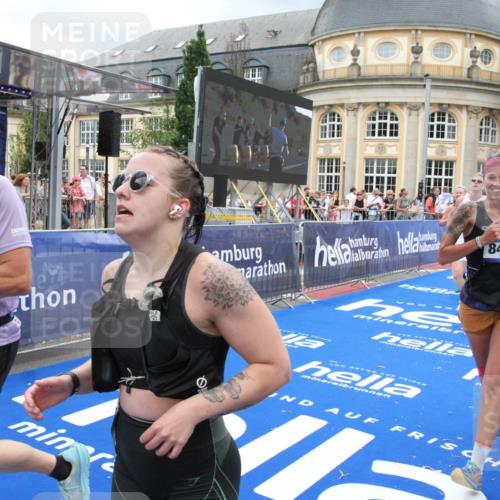 29.06.2025 - hella hamburg halbmarathon Michael Strokosch http://msf.ph/oto/8359580 29.06.2025 10:54:49 Ziel 1496, 2029, 2561, 3310, 4231, 6587, 7478, 8449, 9227, 10044, 12186, 13147, 14239, 15389, 15408, 15584, 17231, 19000 meine-sportfotos.de