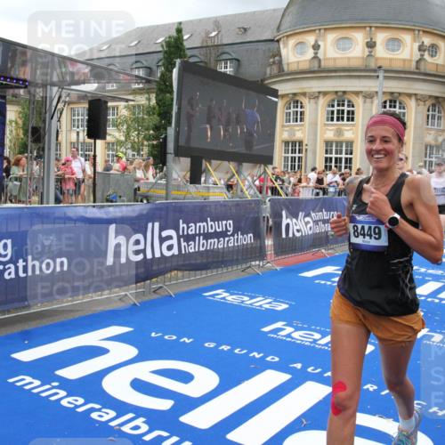 29.06.2025 - hella hamburg halbmarathon Michael Strokosch http://msf.ph/oto/8359590 29.06.2025 10:54:49 Ziel 1496, 2029, 2561, 3310, 4231, 6587, 7478, 8449, 9227, 10044, 12186, 13147, 14239, 15389, 15408, 15584, 17231, 19000 meine-sportfotos.de