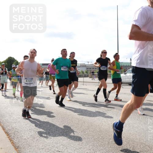 29.06.2025 - hella hamburg halbmarathon Lena Gebhardt http://msf.ph/oto/8359599 29.06.2025 10:01:35 Lombardsbrücke 19160, 4322, 13528, 13551, 6281, 0302, 1000, 5570, 1130, 1184, 1329, 1387, 1420, 1464, 1653, 1722, 1724, 1729, 1881, 1940, 2006, 2091, 2167, 2354, 2363, 2591, 2806, 2936, 2957, 3039, 3199, 3425, 3663, 4068, 4249, 4319, 4322, 4328, 4370, 4649, 4663, 5547, 5570, 5602, 5603, 5675, 6087, 6281, 0000, 6302, 6438, 6591, 6835, 6921, 6924, 7287, 7846, 8030, 8045, 8046, 8191, 8392, 8578, 8691, 8822, 8926, 9230, 9932, 10281, 10301, 10383, 10576, 10882, 10915, 11043, 11465 meine-sportfotos.de