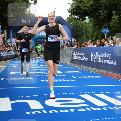 29.06.2025 - hella hamburg halbmarathon Strokosch-Dieckow http://msf.ph/oto/8359672 29.06.2025 10:51:29 Ziel 1335, 2411, 2946, 5008, 5820, 7943, 9214, 9656, 10691, 11422, 13327, 13403, 13792, 15871, 15950, 16357, 17131, 19007 meine-sportfotos.de