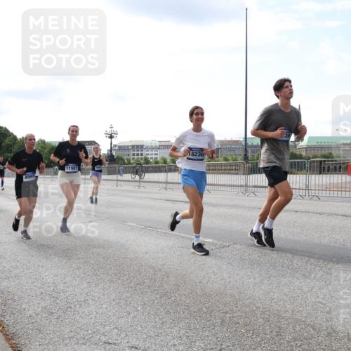 29.06.2025 - hella hamburg halbmarathon Lena Gebhardt http://msf.ph/oto/8359774 29.06.2025 10:14:05 Lombardsbrücke 4962, 11987, 18236, 39, 1131, 1194, 1480, 1890, 2359, 2721, 2904, 2987, 3939, 4001, 4032, 4962, 5232, 5631, 5719, 6026, 6089, 6287, 6710, 7209, 7442, 7462, 7840, 7913, 7991, 8001, 8057, 8409, 8673, 8892, 9128, 9631, 9845, 9886, 10442, 10443, 10977, 11441, 11987, 12313, 12797, 12928, 12929, 12938, 13285, 13788, 14488, 15085, 15482, 15721, 15722, 15840, 16491, 17439, 17472, 17985, 18041, 18236, 18239 meine-sportfotos.de