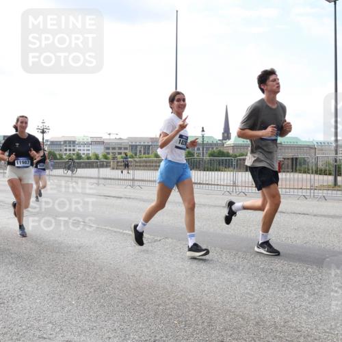 29.06.2025 - hella hamburg halbmarathon Lena Gebhardt http://msf.ph/oto/8359819 29.06.2025 10:14:05 Lombardsbrücke 15840, 11987, 4962, 9885, 1823, 1131, 1194, 1480, 1890, 2359, 2721, 2904, 2987, 3939, 4001, 4032, 4962, 5232, 5631, 5719, 6026, 6089, 6287, 6710, 7209, 7442, 7462, 7840, 7913, 7991, 8001, 8057, 8409, 8673, 8892, 9128, 9631, 9845, 9886, 10442, 10443, 10977, 11441, 11987, 12313, 12797, 12928, 12929, 12938, 13285, 13788, 14488, 15085, 15482, 15721, 15722, 15840, 16491, 17439, 17472, 17985, 18041, 18236, 18239 meine-sportfotos.de
