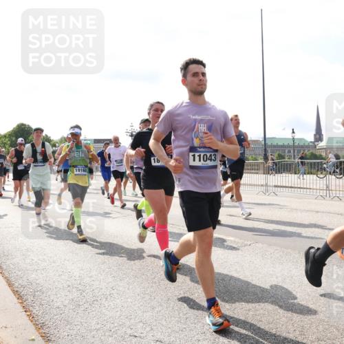 29.06.2025 - hella hamburg halbmarathon Lena Gebhardt http://msf.ph/oto/8359845 29.06.2025 10:01:37 Lombardsbrücke 3199, 1714, 1600, 18, 11043, 19160, 1130, 1184, 1329, 1387, 1420, 1464, 1653, 1722, 1724, 1729, 1881, 1940, 2006, 2091, 2167, 2354, 2363, 2591, 2806, 2936, 2957, 3039, 3199, 3425, 3663, 4068, 4249, 4319, 4322, 4328, 4370, 4649, 4663, 5547, 5570, 5602, 5603, 5675, 6087, 6281, 0000, 6302, 6438, 6591, 6921, 6924, 7287, 7846, 8030, 8045, 8046, 8191, 8392, 8578, 8691, 8822, 8926, 9230, 10281, 10301, 10383, 10576, 10882, 10915, 11043, 11465 meine-sportfotos.de