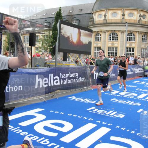 29.06.2025 - hella hamburg halbmarathon Michael Strokosch http://msf.ph/oto/8359850 29.06.2025 10:54:53 Ziel 1506, 2029, 4231, 6587, 9227, 10044, 12186, 14660, 16623, 16868, 17261 meine-sportfotos.de