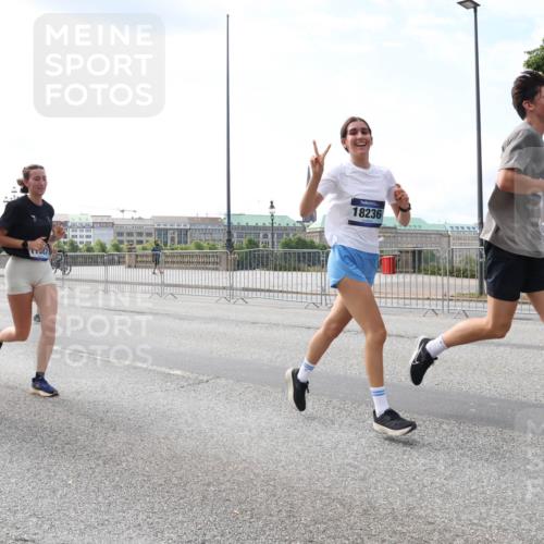 29.06.2025 - hella hamburg halbmarathon Lena Gebhardt http://msf.ph/oto/8359886 29.06.2025 10:14:06 Lombardsbrücke 4037, 4962, 987, 18236, 1131, 1194, 1480, 1890, 2359, 2721, 2904, 2987, 3939, 4001, 4032, 4962, 5232, 5631, 5719, 6026, 6089, 6287, 6710, 7209, 7442, 7462, 7840, 7913, 7991, 8001, 8057, 8409, 8673, 8892, 9631, 9845, 9886, 10442, 10443, 10977, 11441, 11987, 12313, 12797, 12928, 12929, 12938, 13237, 13285, 13788, 14488, 15085, 15482, 15721, 15722, 15840, 16126, 16491, 17439, 17472, 17985, 18041, 18236, 18239 meine-sportfotos.de