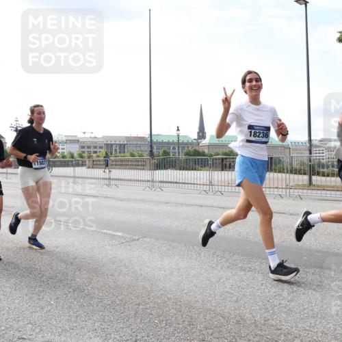 29.06.2025 - hella hamburg halbmarathon Lena Gebhardt http://msf.ph/oto/8359911 29.06.2025 10:14:06 Lombardsbrücke 4032, 4962, 1987, 18236, 1131, 1194, 1480, 1890, 2359, 2721, 2904, 2987, 3939, 4001, 4032, 4962, 5232, 5631, 5719, 6026, 6089, 6287, 6710, 7209, 7442, 7462, 7840, 7913, 7991, 8001, 8057, 8409, 8673, 8892, 9631, 9845, 9886, 10442, 10443, 10977, 11441, 11987, 12313, 12797, 12928, 12929, 12938, 13237, 13285, 13788, 14488, 15085, 15482, 15721, 15722, 15840, 16126, 16491, 17439, 17472, 17985, 18041, 18236, 18239 meine-sportfotos.de