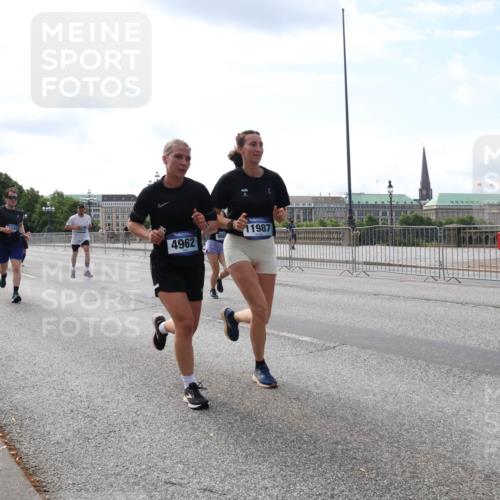 29.06.2025 - hella hamburg halbmarathon Lena Gebhardt http://msf.ph/oto/8359963 29.06.2025 10:14:06 Lombardsbrücke 11987, 4962, 1131, 1194, 1480, 1890, 2359, 2721, 2904, 2987, 3939, 4001, 4032, 4962, 5232, 5631, 5719, 6026, 6089, 6287, 6710, 7209, 7442, 7462, 7840, 7913, 7991, 8001, 8057, 8409, 8673, 8892, 9631, 9845, 9886, 10442, 10443, 10977, 11441, 11987, 12313, 12797, 12928, 12929, 12938, 13237, 13285, 13788, 14488, 15085, 15482, 15721, 15722, 15840, 16126, 16491, 17439, 17472, 17985, 18041, 18236, 18239 meine-sportfotos.de
