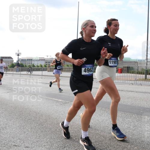 29.06.2025 - hella hamburg halbmarathon Lena Gebhardt http://msf.ph/oto/8360030 29.06.2025 10:14:07 Lombardsbrücke 15840, 6, 9886, 4962, 11987, 1131, 1194, 1480, 1890, 2359, 2721, 2904, 2987, 3939, 4001, 4032, 4962, 5631, 5719, 6089, 6287, 6710, 7209, 7442, 7462, 7840, 7913, 7991, 8001, 8057, 8409, 8673, 8892, 9631, 9845, 9886, 10442, 10443, 10977, 11441, 11987, 12313, 12797, 12938, 13237, 13285, 13788, 14488, 15085, 15482, 15721, 15722, 15840, 16126, 17439, 17472, 17985, 18041, 18236, 18239 meine-sportfotos.de