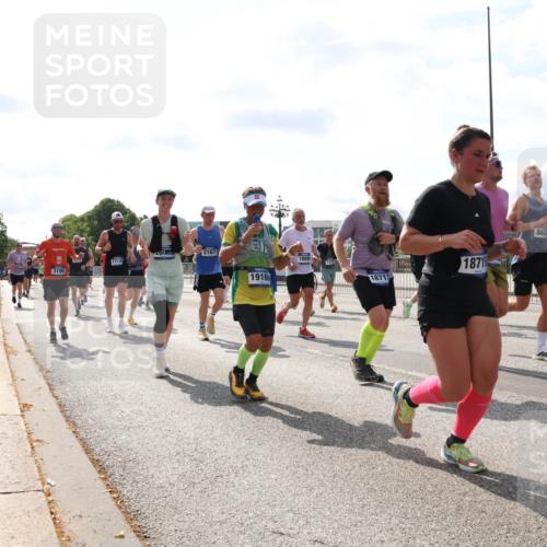 29.06.2025 - hella hamburg halbmarathon Lena Gebhardt http://msf.ph/oto/8360049 29.06.2025 10:01:37 Lombardsbrücke 1600, 2167, 17140, 3199, 18899, 1723, 19160, 18717, 18716, 8822, 1130, 1184, 1329, 1387, 1420, 1464, 1653, 1722, 1724, 1729, 1881, 1940, 2006, 2091, 2167, 2354, 2363, 2591, 2806, 2936, 2957, 3039, 3199, 3425, 3663, 4068, 4249, 4319, 4322, 4328, 4370, 4649, 4663, 5547, 5570, 5602, 5603, 5675, 6087, 6281, 0000, 6302, 6438, 6591, 6921, 6924, 7287, 7846, 8030, 8045, 8046, 8191, 8392, 8578, 8691, 8822, 8926, 9230, 10281, 10301, 10383, 10576, 10882, 10915, 11043, 11465 meine-sportfotos.de