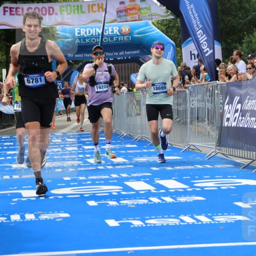 29.06.2025 - hella hamburg halbmarathon Strokosch-Dieckow http://msf.ph/oto/8360093 29.06.2025 10:29:35 Ziel 2021, 2180, 6781, 7186, 8784, 9137, 10790, 16818, 17197, 18422, 18699, 19204 meine-sportfotos.de