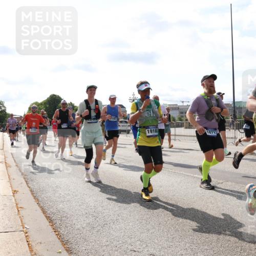 29.06.2025 - hella hamburg halbmarathon Lena Gebhardt http://msf.ph/oto/8360116 29.06.2025 10:01:37 Lombardsbrücke 3199, 2167, 1714, 19160, 18717, 0281, 18716, 1130, 1184, 1329, 1387, 1420, 1464, 1653, 1722, 1724, 1729, 1881, 1940, 2006, 2091, 2167, 2354, 2363, 2591, 2806, 2936, 2957, 3039, 3199, 3425, 3663, 4068, 4249, 4319, 4322, 4328, 4370, 4649, 4663, 5547, 5570, 5602, 5603, 5675, 6087, 6281, 0000, 6302, 6438, 6591, 6921, 6924, 7287, 7846, 8030, 8045, 8046, 8191, 8392, 8578, 8691, 8822, 8926, 9230, 10281, 10301, 10383, 10576, 10882, 10915, 11043, 11465 meine-sportfotos.de