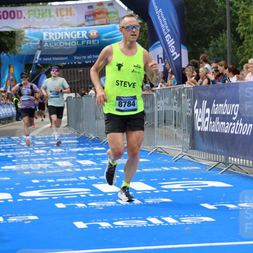 29.06.2025 - hella hamburg halbmarathon Strokosch-Dieckow http://msf.ph/oto/8360203 29.06.2025 10:29:33 Ziel 2021, 2180, 6781, 7186, 8784, 9137, 10790, 16118, 16818, 17197, 18422, 18699, 19204 meine-sportfotos.de