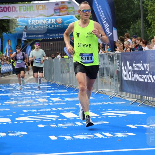 29.06.2025 - hella hamburg halbmarathon Strokosch-Dieckow http://msf.ph/oto/8360279 29.06.2025 10:29:33 Ziel 2021, 2180, 6781, 7186, 8784, 9137, 10790, 16118, 16818, 17197, 18422, 18699, 19204 meine-sportfotos.de