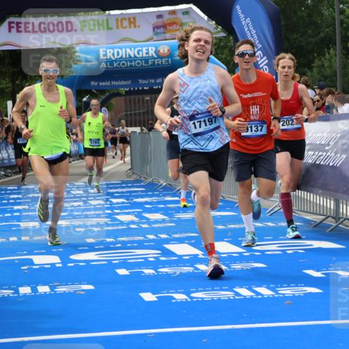 29.06.2025 - hella hamburg halbmarathon Strokosch-Dieckow http://msf.ph/oto/8360337 29.06.2025 10:29:29 Ziel 2021, 2180, 6781, 8784, 9137, 10156, 10790, 12234, 13838, 15880, 16118, 17197, 18422, 18699, 18737, 19203, 19204 meine-sportfotos.de