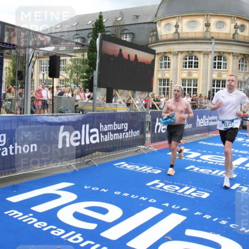 29.06.2025 - hella hamburg halbmarathon Michael Strokosch http://msf.ph/oto/8360375 29.06.2025 10:55:00 Ziel 1327, 1506, 3652, 4249, 4616, 5020, 6433, 6994, 8514, 8698, 10266, 13988, 14638, 14660, 14845, 15156, 16047, 16623, 16868, 18181, 18325 meine-sportfotos.de