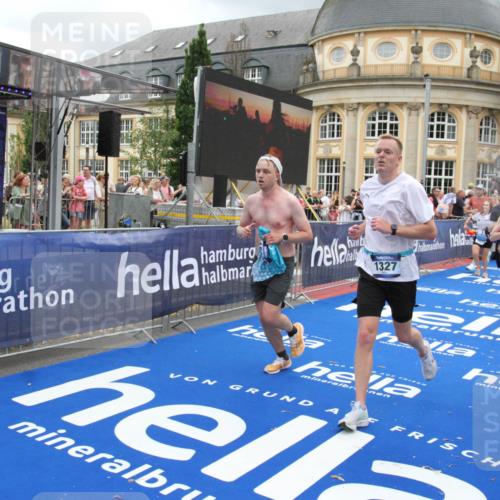 29.06.2025 - hella hamburg halbmarathon Michael Strokosch http://msf.ph/oto/8360387 29.06.2025 10:55:01 Ziel 1327, 3652, 4249, 4616, 4938, 5020, 6433, 6994, 8514, 8698, 10266, 13988, 14638, 14845, 15126, 15156, 15879, 16047, 16623, 16868, 18181, 18325 meine-sportfotos.de