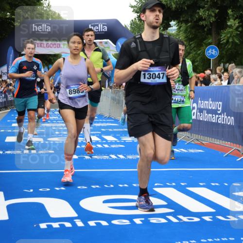 29.06.2025 - hella hamburg halbmarathon Strokosch-Dieckow http://msf.ph/oto/8360440 29.06.2025 10:51:22 Ziel 1461, 1817, 2364, 2411, 2636, 2718, 2946, 4814, 5820, 6657, 6776, 7943, 8316, 8930, 8989, 9214, 9476, 9656, 10480, 10667, 11124, 11422, 12016, 13047, 13403, 13792, 14865, 14994, 15871, 15950, 16357, 17131, 18019, 18489 meine-sportfotos.de