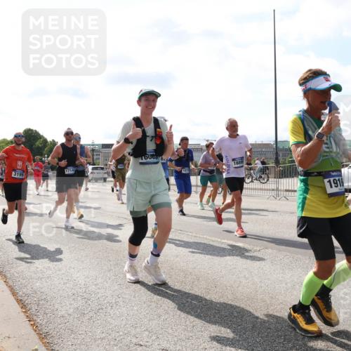 29.06.2025 - hella hamburg halbmarathon Lena Gebhardt http://msf.ph/oto/8360460 29.06.2025 10:01:38 Lombardsbrücke 3199, 17140, 160061, 1873, 18899, 1916, 1130, 1184, 1329, 1387, 1420, 1464, 1653, 1722, 1724, 1729, 1881, 1940, 2006, 2091, 2167, 2354, 2363, 2591, 2806, 2936, 2957, 3039, 3199, 3425, 3663, 4068, 4249, 4319, 4322, 4328, 4370, 4649, 4663, 5547, 5570, 5602, 5603, 5675, 5742, 6087, 6281, 0000, 6302, 6438, 6591, 6595, 6921, 6924, 7287, 7846, 8030, 8045, 8046, 8191, 8392, 8578, 8691, 8822, 8926, 9230, 10281, 10301, 10383, 10576, 10882, 10915, 11043, 11465 meine-sportfotos.de