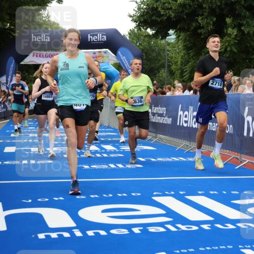 29.06.2025 - hella hamburg halbmarathon Strokosch-Dieckow http://msf.ph/oto/8360678 29.06.2025 10:51:19 Ziel 1461, 1817, 2364, 2411, 2636, 2718, 2946, 4404, 4814, 5600, 5820, 6657, 6776, 8316, 8930, 8989, 9214, 9476, 9656, 10480, 10667, 11124, 11422, 11512, 11625, 12016, 13047, 13792, 14865, 14994, 15871, 15950, 16357, 18019, 18489 meine-sportfotos.de