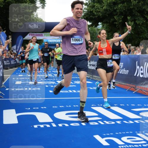 29.06.2025 - hella hamburg halbmarathon Strokosch-Dieckow http://msf.ph/oto/8360718 29.06.2025 10:51:18 Ziel 1461, 1817, 2364, 2411, 2636, 2718, 2946, 4404, 4814, 5600, 5820, 6657, 6776, 8316, 8930, 8989, 9214, 9476, 9656, 10480, 10667, 10868, 11124, 11422, 11512, 11625, 12016, 13047, 14865, 14994, 15480, 15950, 16357, 17530, 18019, 18489 meine-sportfotos.de
