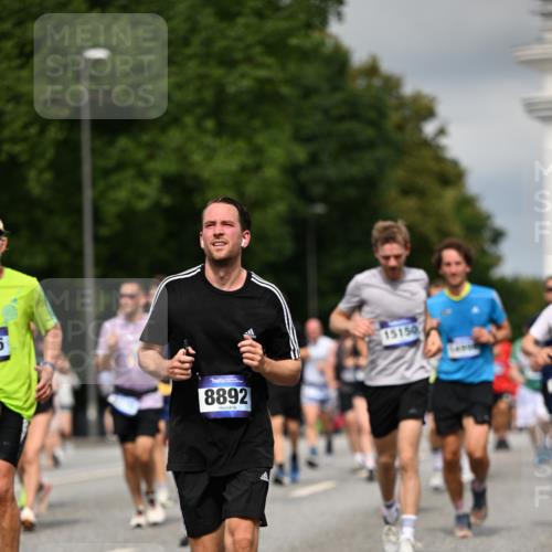 29.06.2025 - hella hamburg halbmarathon Dr. Thomas Lammeyer http://msf.ph/oto/8360734 29.06.2025 10:18:54 Kennedybrücke 1296, 1379, 1524, 1575, 1728, 1745, 2046, 2281, 2690, 3454, 3507, 3509, 3650, 3691, 4495, 4641, 5608, 5800, 5981, 6181, 6317, 6710, 6724, 7195, 7439, 7446, 7447, 7881, 8239, 8256, 8275, 8522, 8563, 8755, 8854, 8892, 9709, 9911, 9975, 10589, 10717, 10858, 11271 meine-sportfotos.de