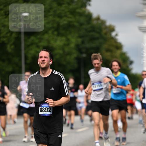 29.06.2025 - hella hamburg halbmarathon Dr. Thomas Lammeyer http://msf.ph/oto/8360777 29.06.2025 10:18:54 Kennedybrücke 1296, 1379, 1524, 1575, 1728, 1745, 2046, 2281, 2690, 3454, 3507, 3509, 3650, 3691, 4495, 4641, 5608, 5800, 5981, 6181, 6317, 6710, 6724, 7195, 7439, 7446, 7447, 7881, 8239, 8256, 8275, 8522, 8563, 8755, 8854, 8892, 9709, 9911, 9975, 10589, 10717, 10858, 11271 meine-sportfotos.de