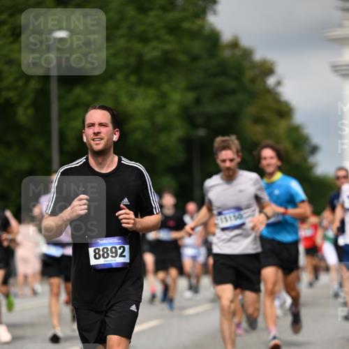 29.06.2025 - hella hamburg halbmarathon Dr. Thomas Lammeyer http://msf.ph/oto/8360786 29.06.2025 10:18:54 Kennedybrücke 1296, 1379, 1524, 1575, 1728, 1745, 2046, 2281, 2690, 3454, 3507, 3509, 3650, 3691, 4495, 4641, 5608, 5800, 5981, 6181, 6317, 6710, 6724, 7195, 7439, 7446, 7447, 7881, 8239, 8256, 8275, 8522, 8563, 8755, 8854, 8892, 9709, 9911, 9975, 10589, 10717, 10858, 11271 meine-sportfotos.de