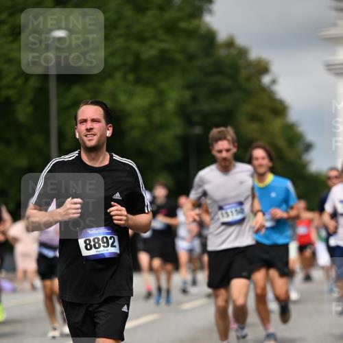 29.06.2025 - hella hamburg halbmarathon Dr. Thomas Lammeyer http://msf.ph/oto/8360796 29.06.2025 10:18:54 Kennedybrücke 1296, 1379, 1524, 1575, 1728, 1745, 2046, 2281, 2690, 3454, 3507, 3509, 3650, 3691, 4495, 4641, 5608, 5800, 5981, 6181, 6317, 6710, 6724, 7195, 7439, 7446, 7447, 7881, 8239, 8256, 8275, 8522, 8563, 8755, 8854, 8892, 9709, 9911, 9975, 10589, 10717, 10858, 11271 meine-sportfotos.de